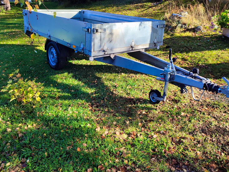 Bromsad släpvagn med fällbara sidor.