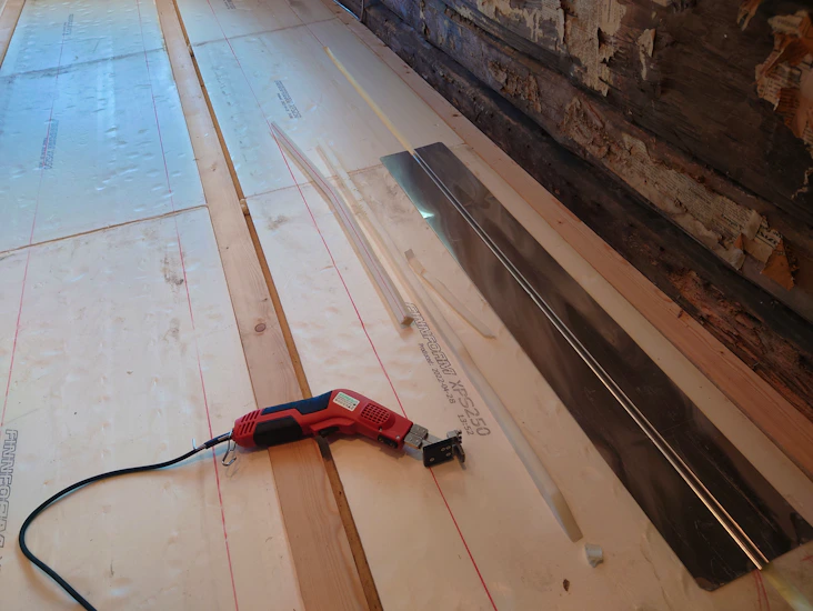 Varmekniv / skjære spor i xps/isopor til gulvvarme