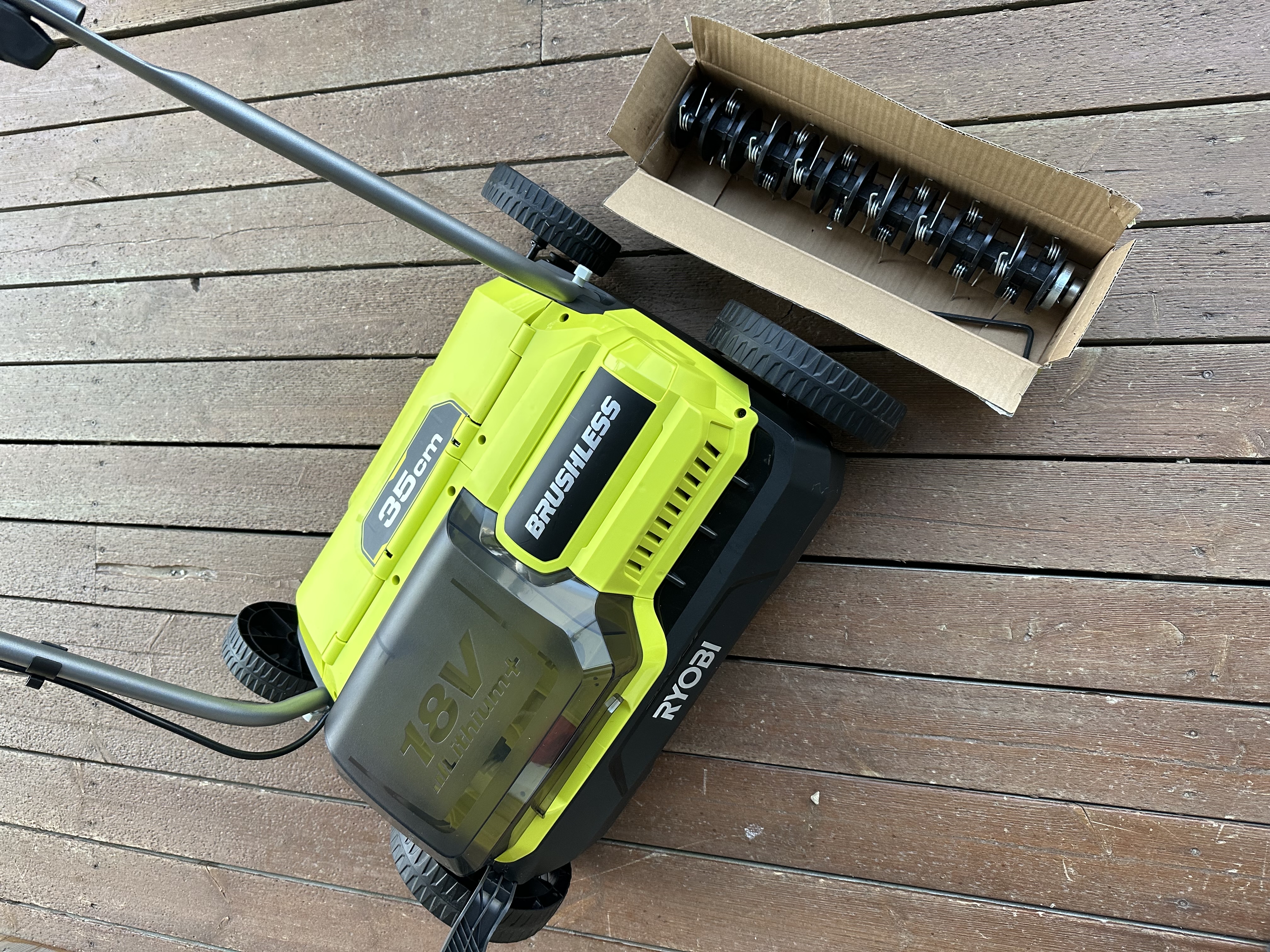 Elektrisk vertikalskjærer + mosefjerner