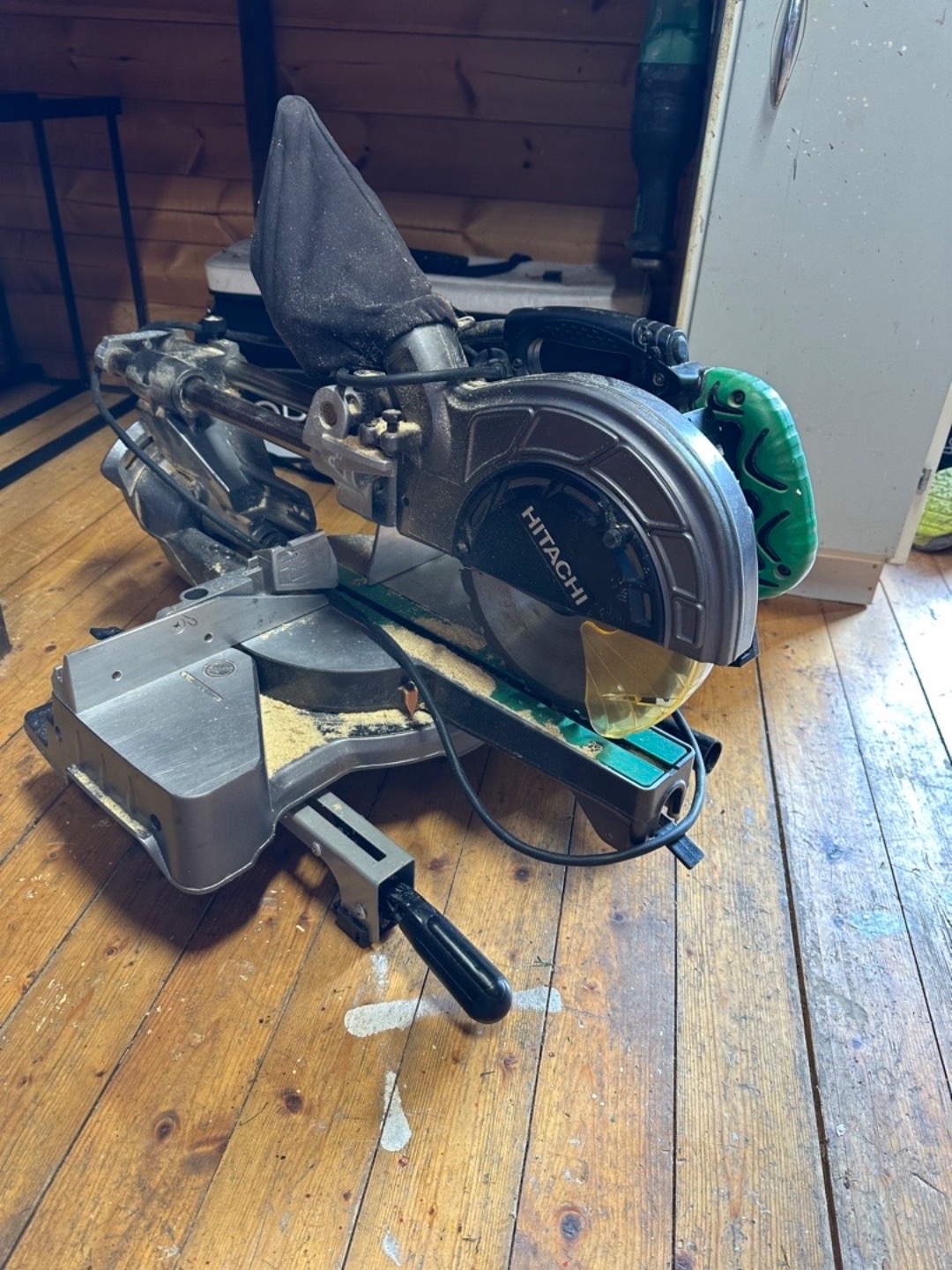 Hitatchi kap och gersåg med stativ