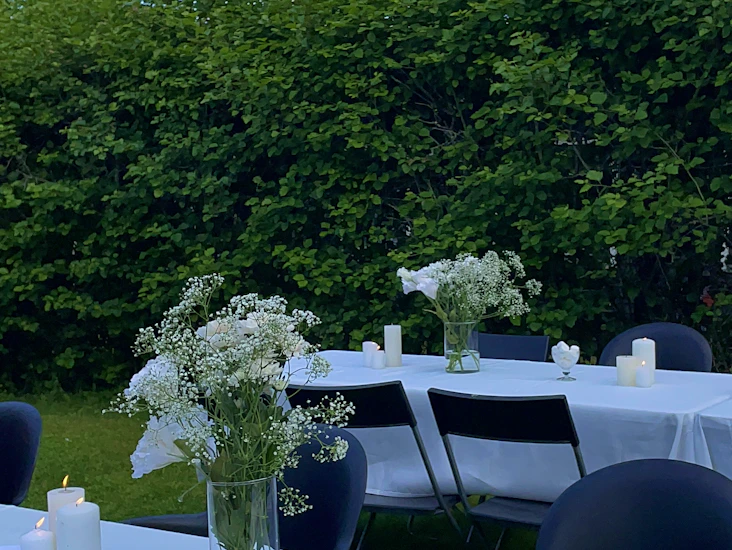 🍽️ hyr bord + 6 stolar med möjlighet till dukning & dekoration