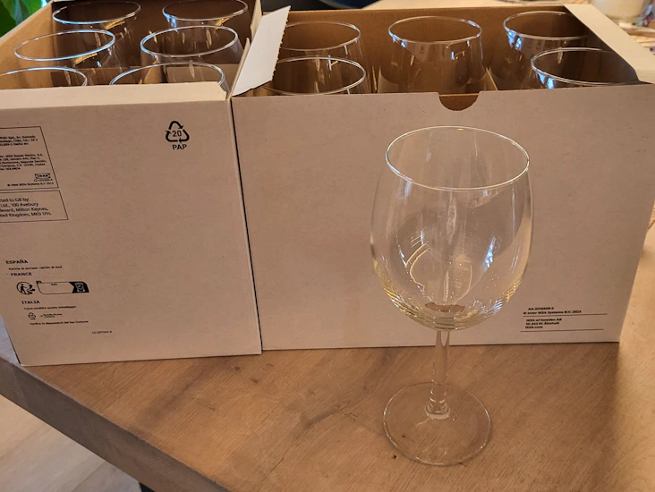 Rødvinsglass leies ut 12 helt nye. 5- 10kr pr døgn