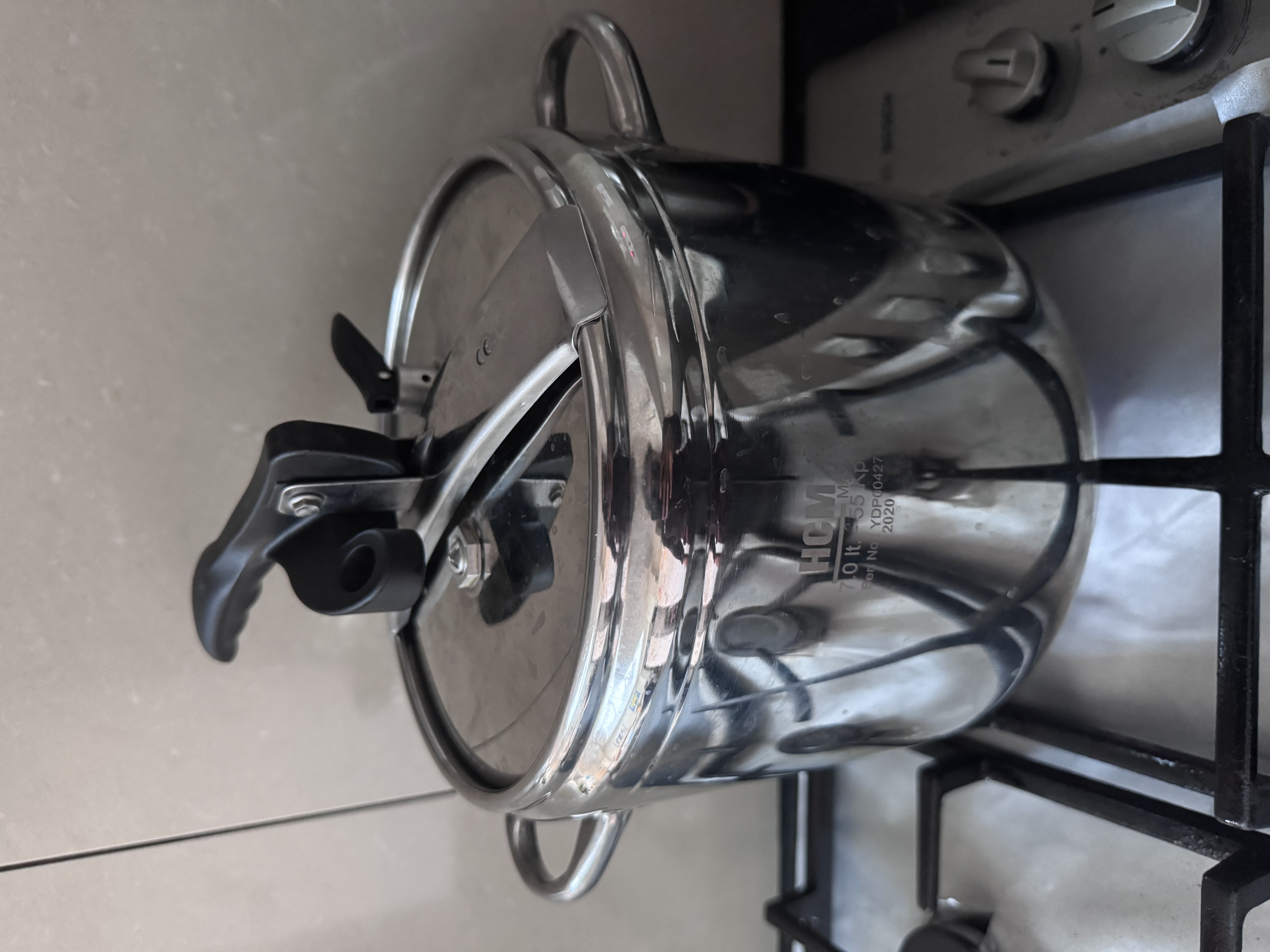 Large 7l stainless steel pressure cooker – heavy duty & perfect for batch cooking