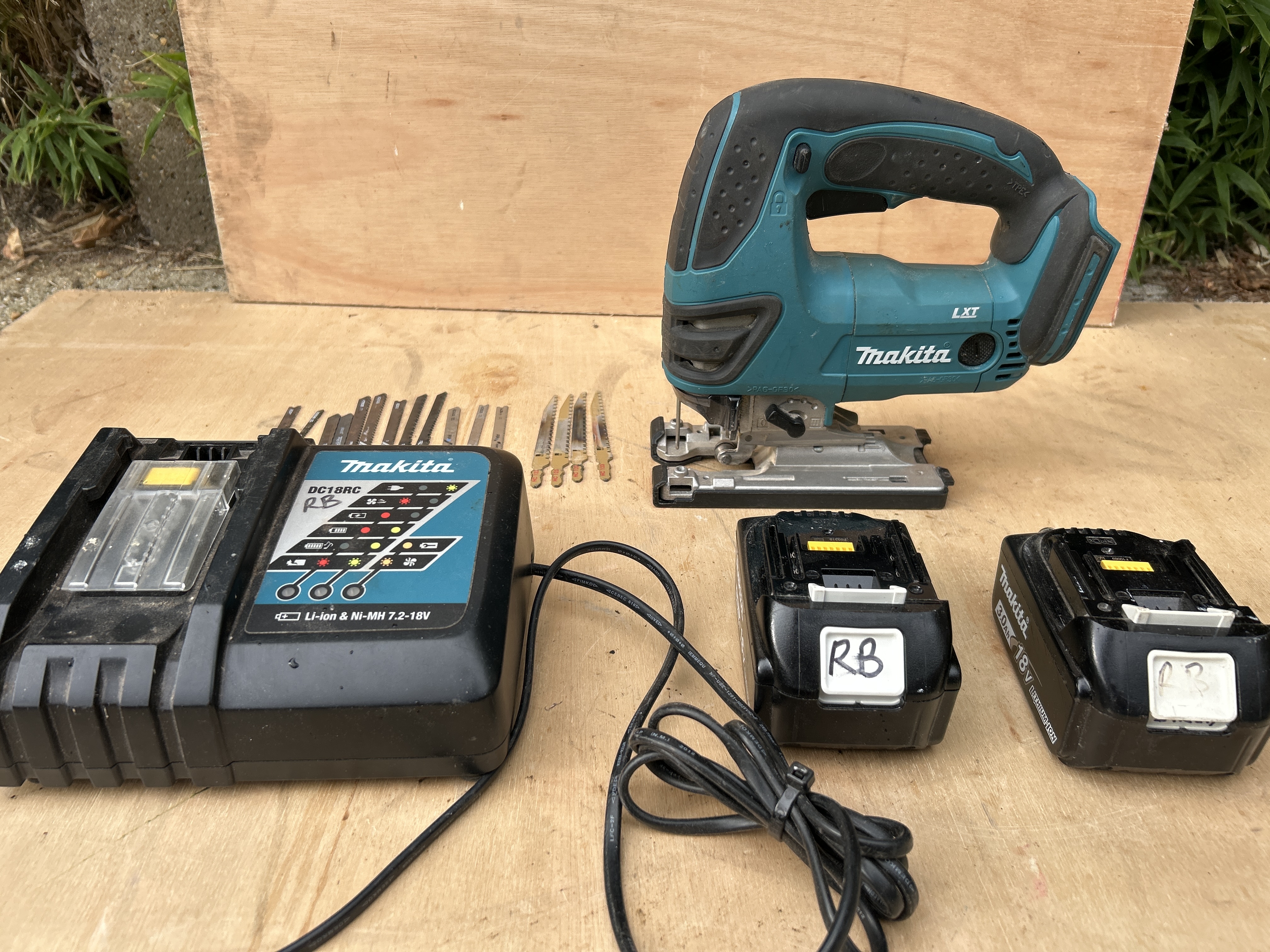 Makita bjv180 18v cordless jigsaw set – with 2 batteries, charger & blades