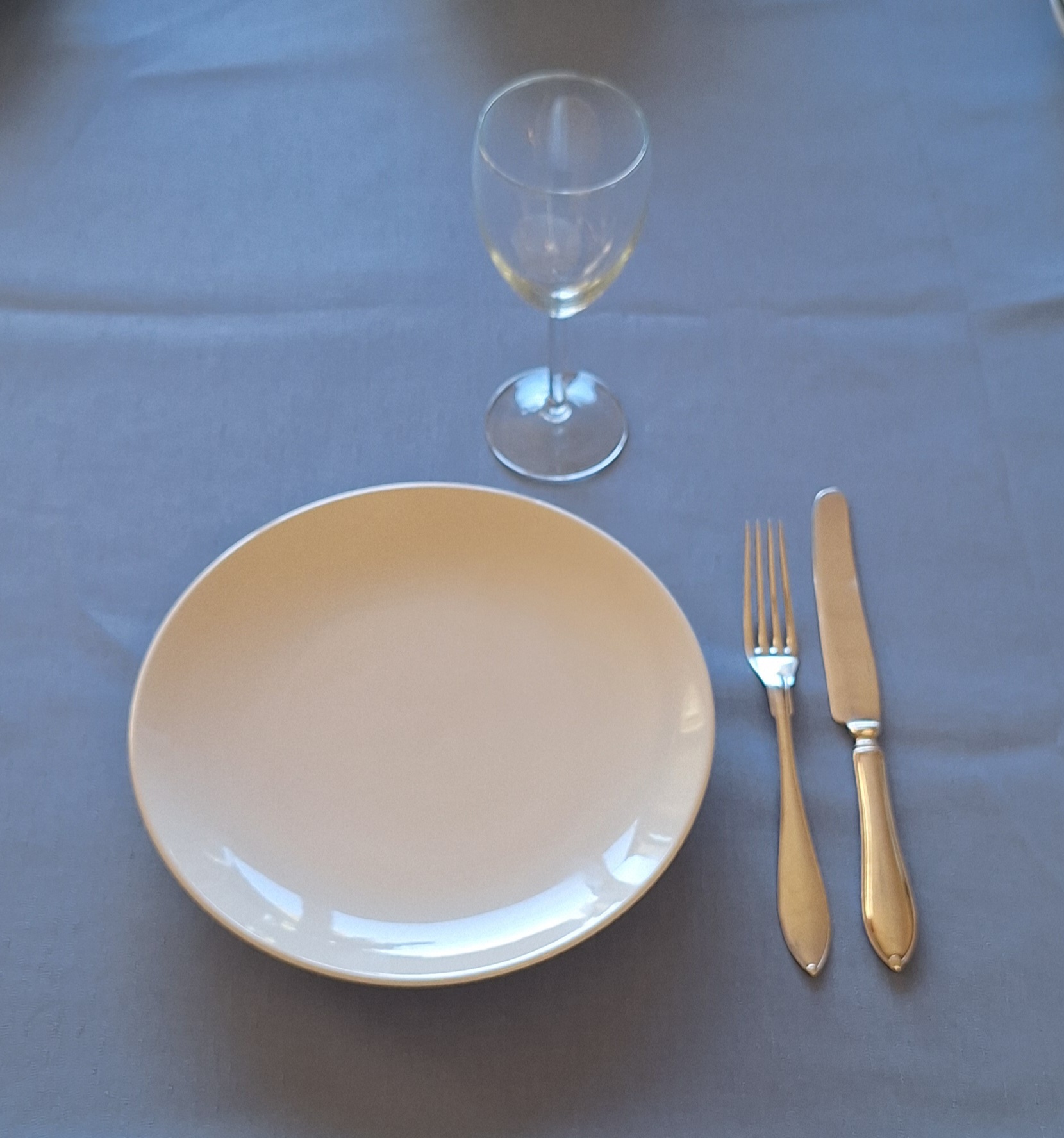 Tallrik, bestick och vinglas  40 st
