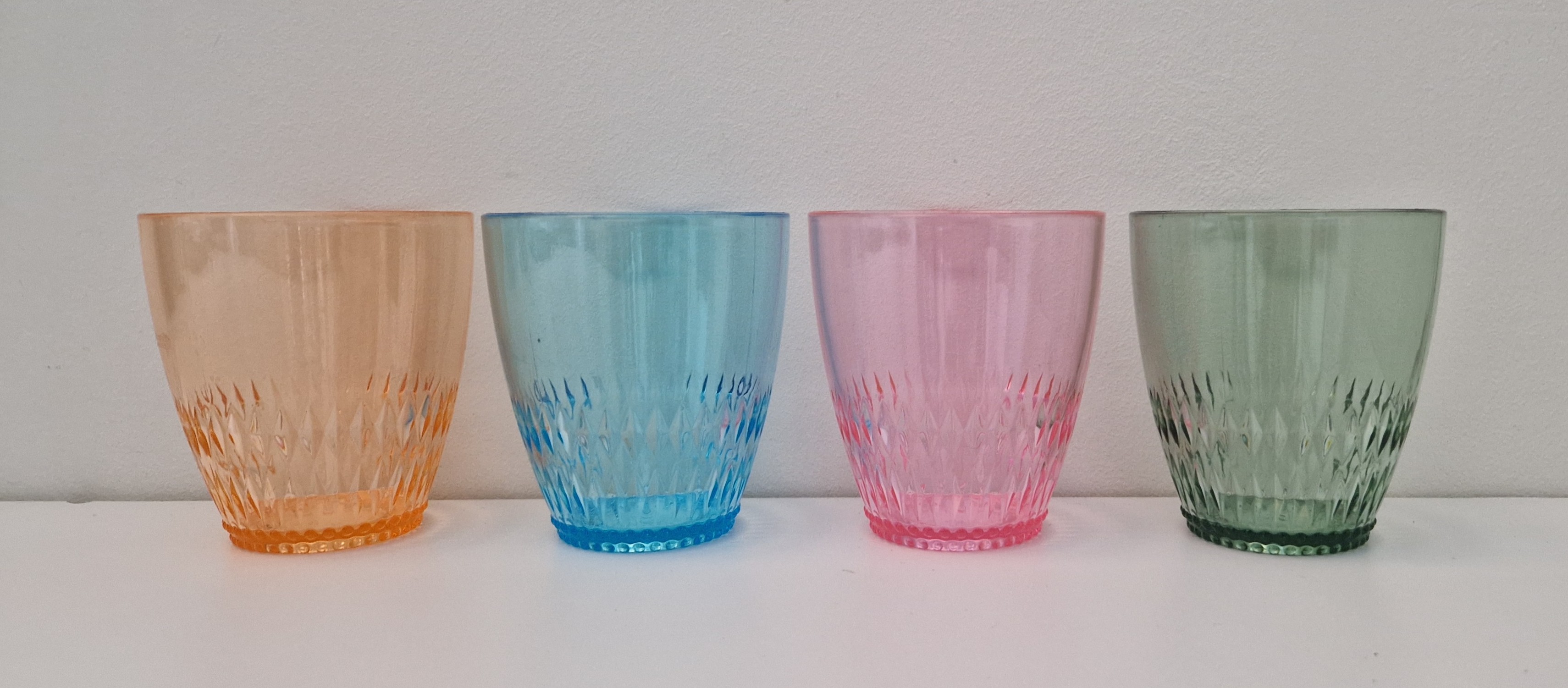 60 st. färgade glas i stadig plast