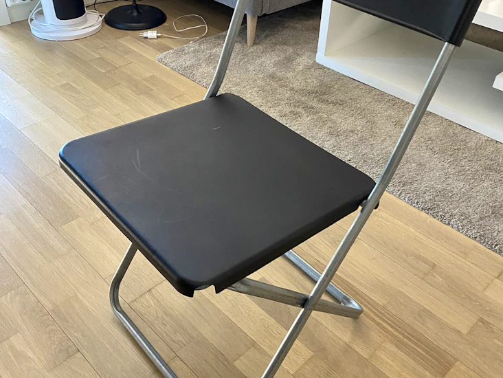 3 sammenleggbare sorte stoler – perfekt til arrangement