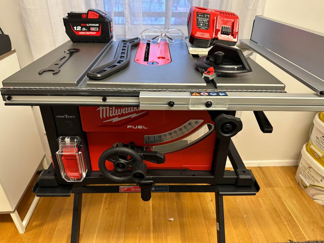 Hyr Milwaukee Proffs bordssåg batteridriven av Gábor M i