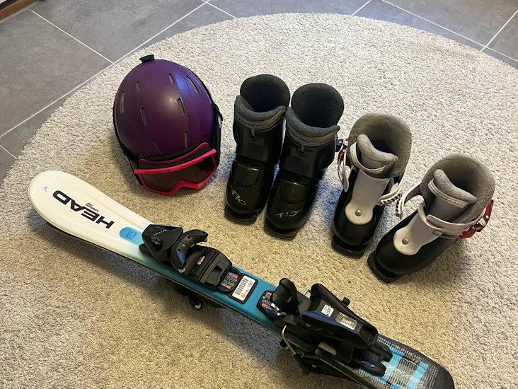 Barnskidor paket med 77cm skidor, pjäxor och hjälm