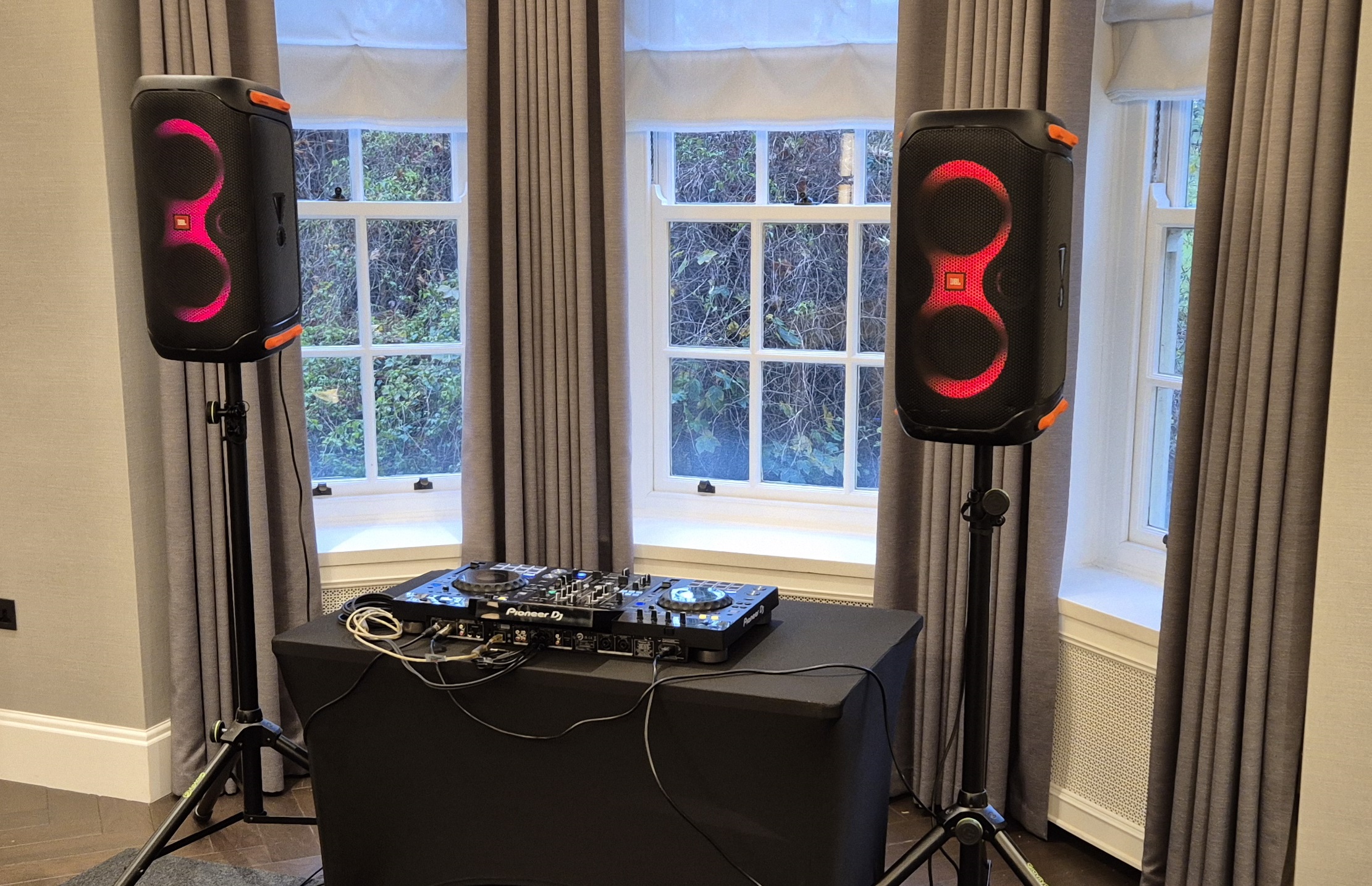 Pioneer xdj rx3 + 2x speakers -jbl battery  partybox 110