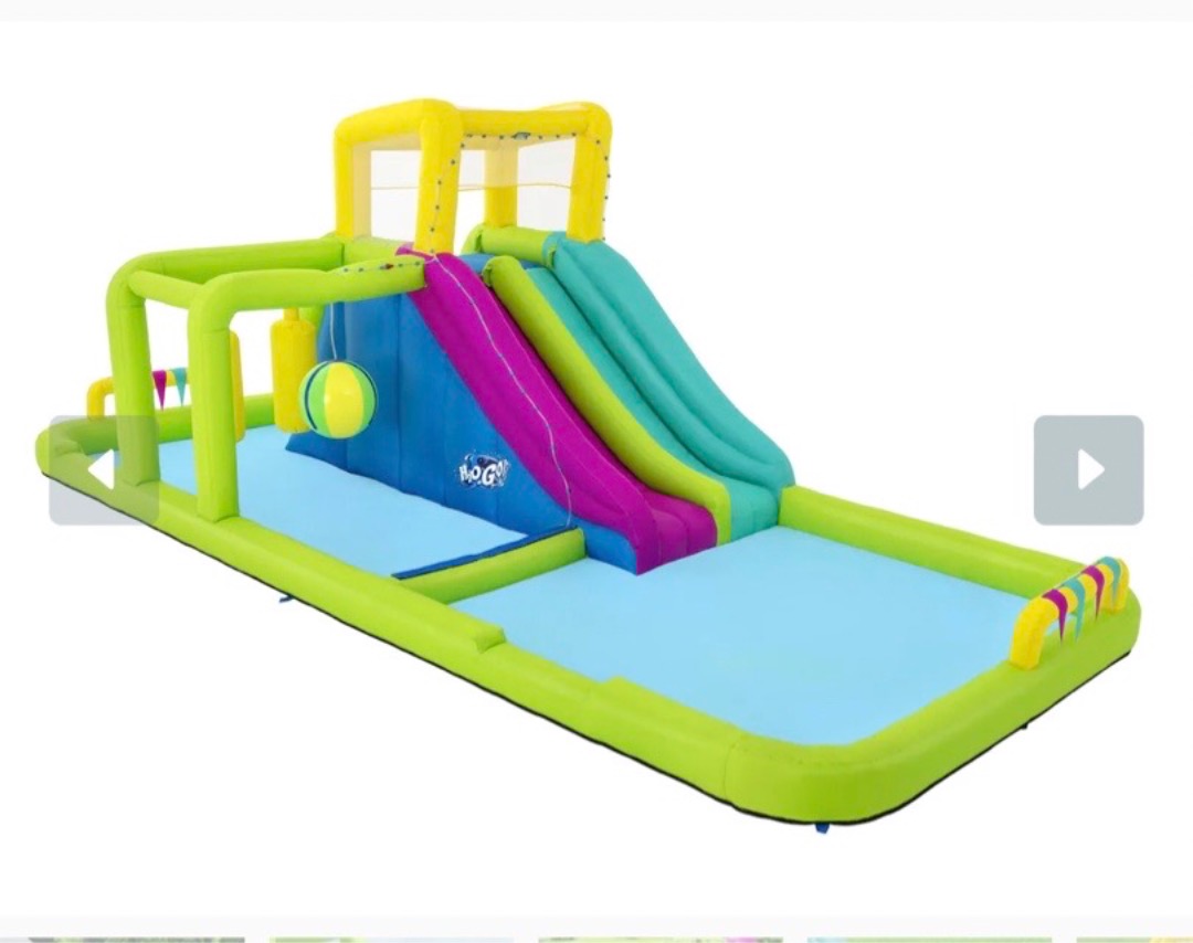 Hoppborg med vattenrutschbana / vattenland