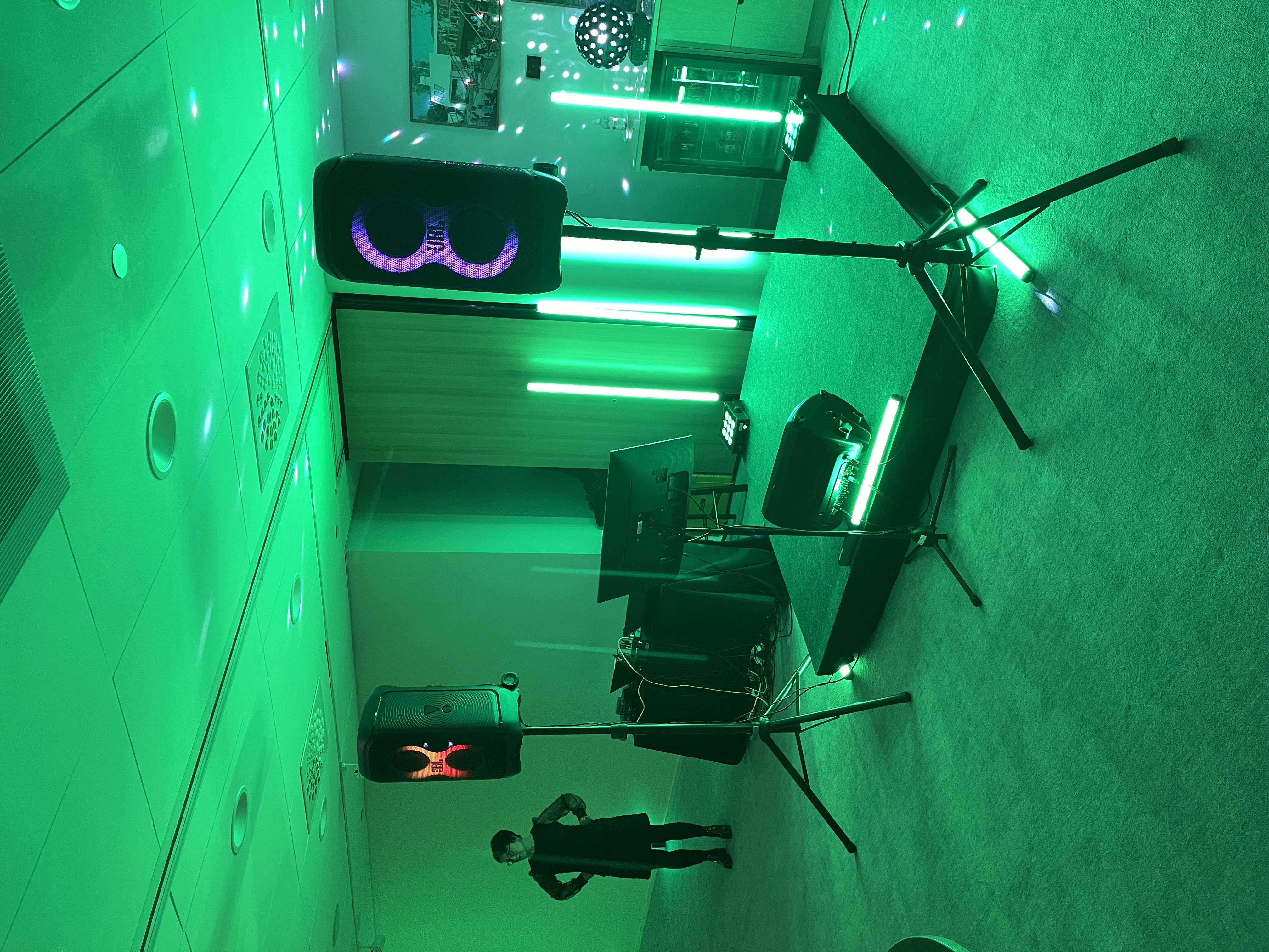 Äänentoisto juhliin ja tapahtumiin | jbl partybox kaiuttimet, jalat, mikforonit ja yamaha -mikseri