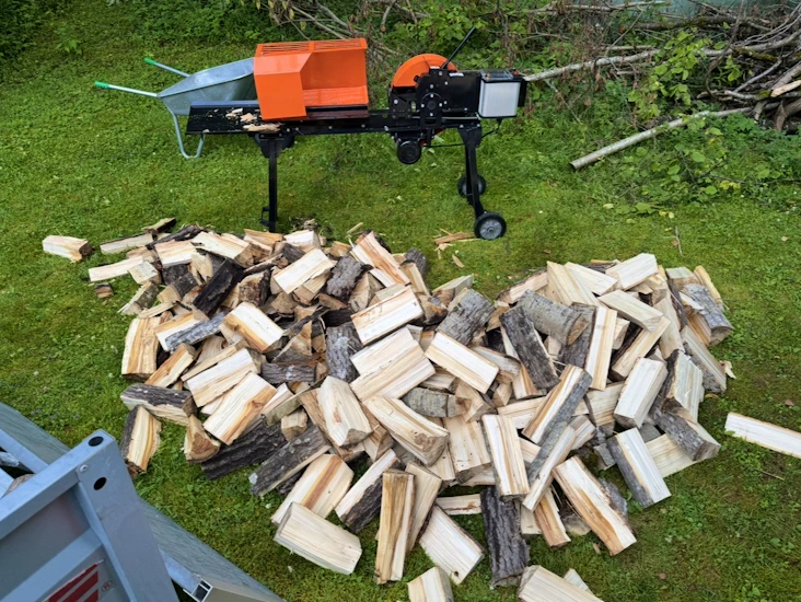 Vedkløyver på batteri - 7 tonn og meget effektiv