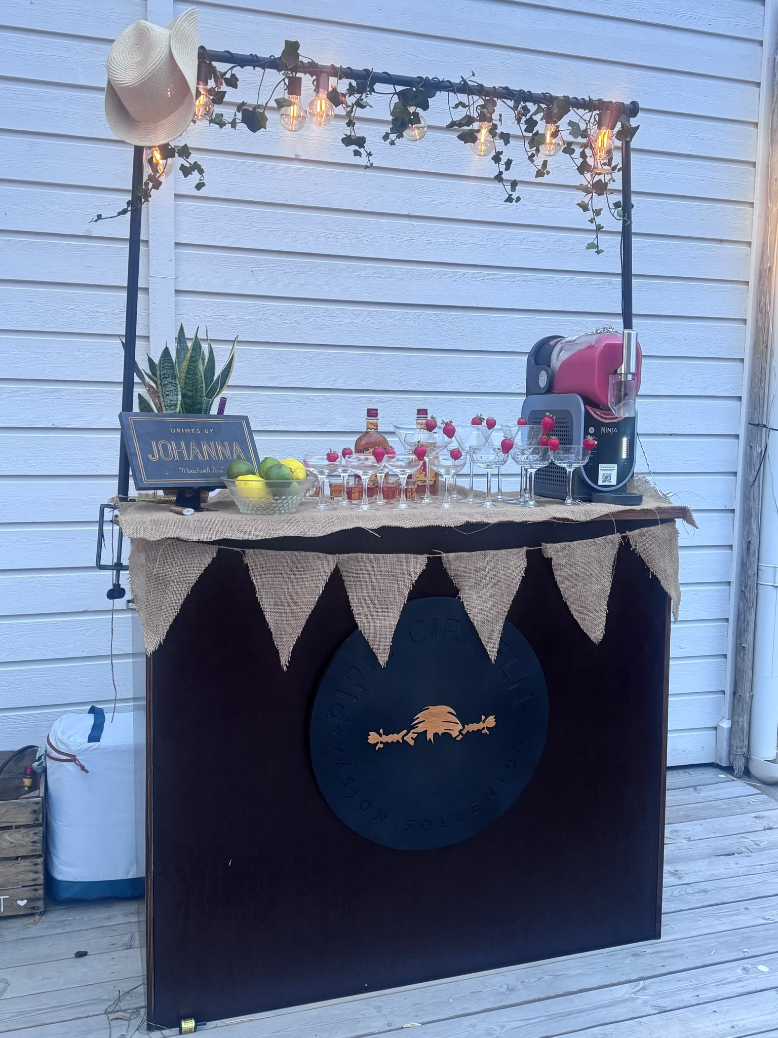 Förhöj festen med egen bar - stabil, ihopfällbar och snygg!