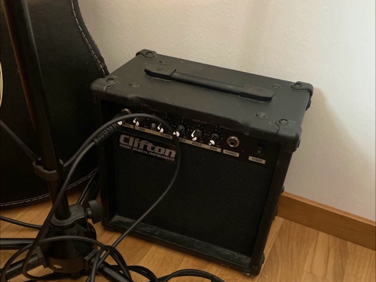 Mikrofon med stativ och förstärkare