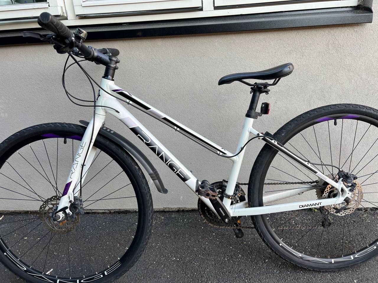 Hybridsykkel til dame med bagasjebrett