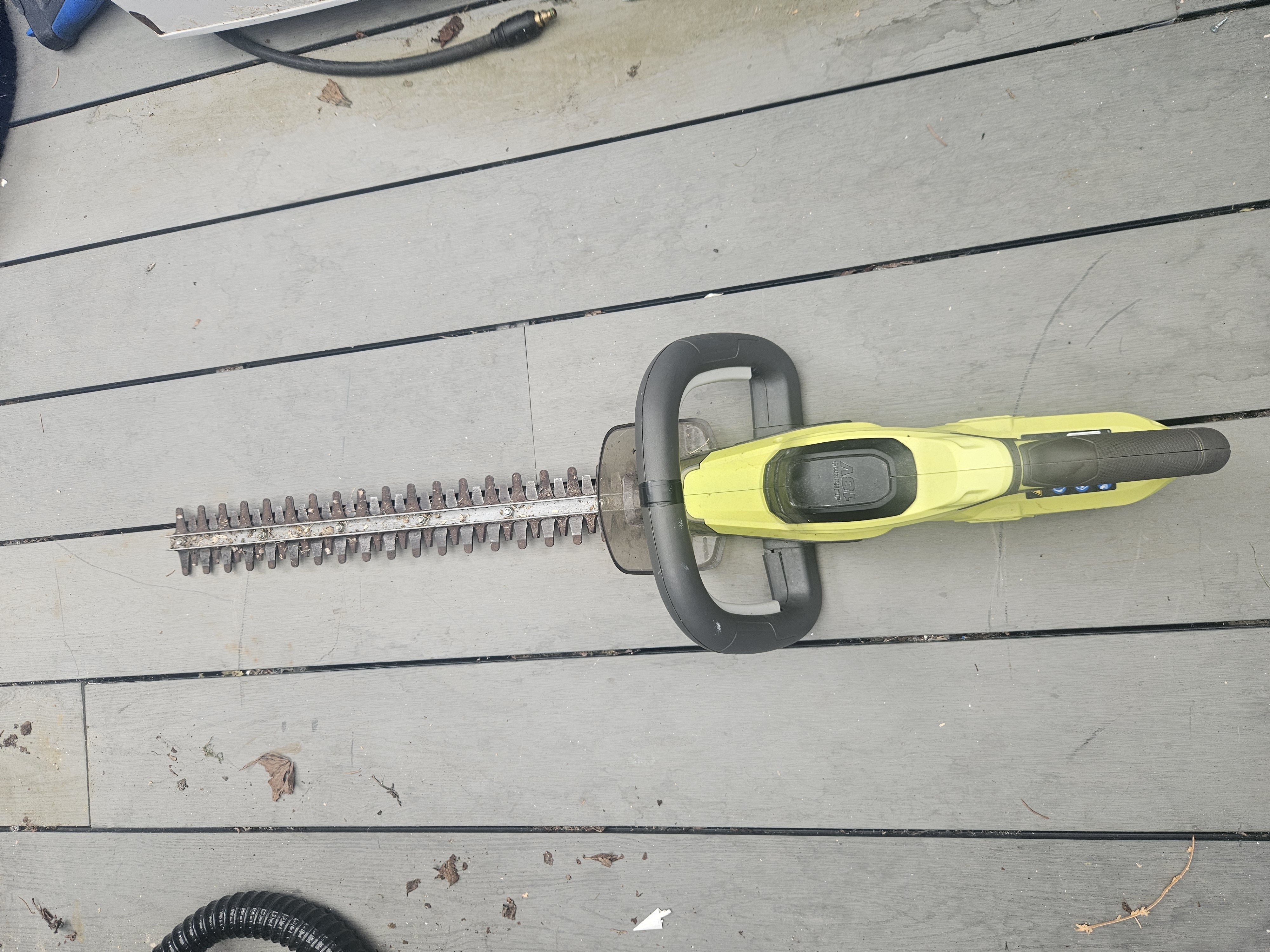 Batteridrevet hekksaks fra ryobi 
