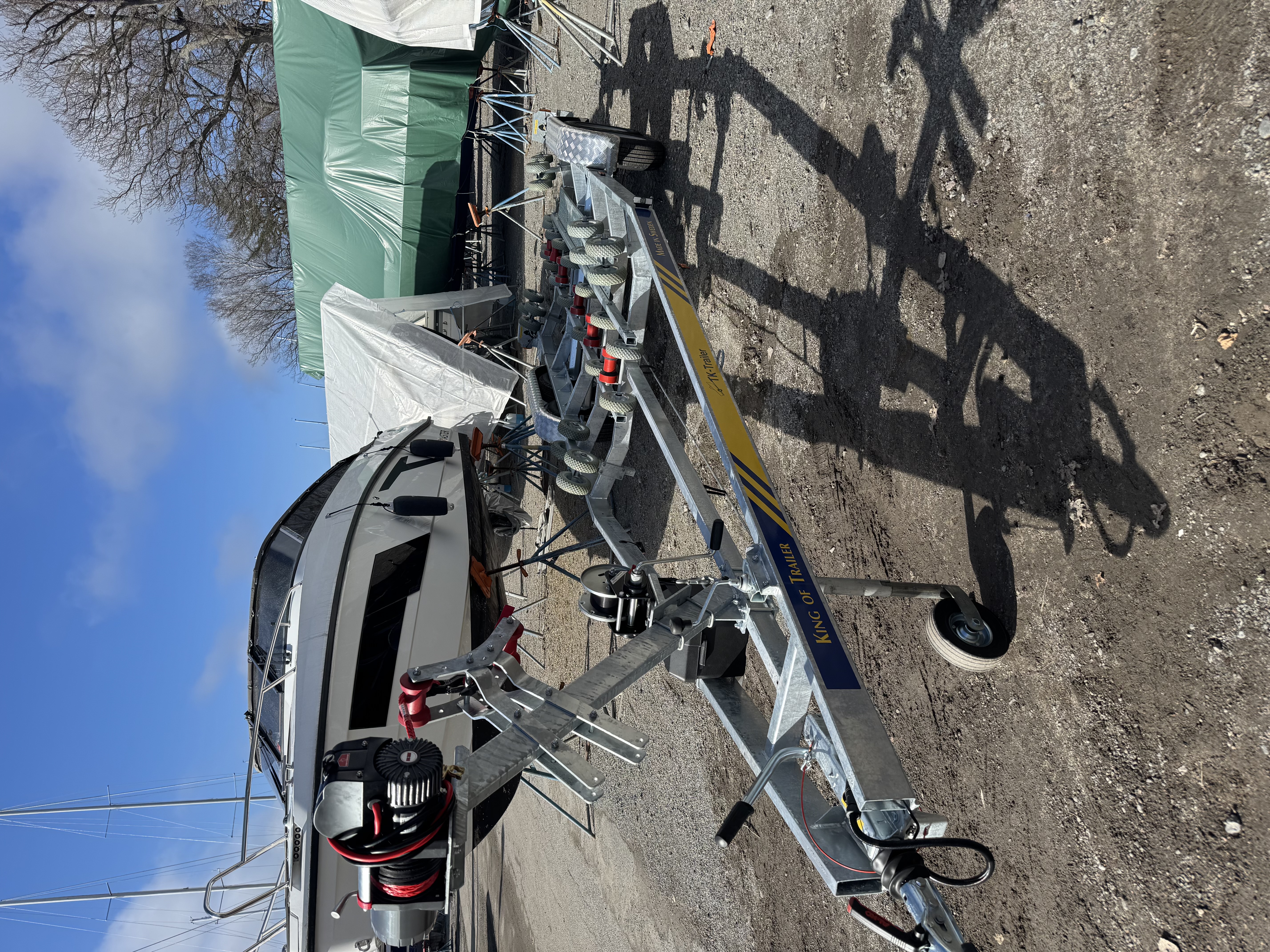 Boat trailer / tk-trailer 2700 kg uthyres – med elektrisk vinsch upp till 4 ton för enkel och smidig båthantering/