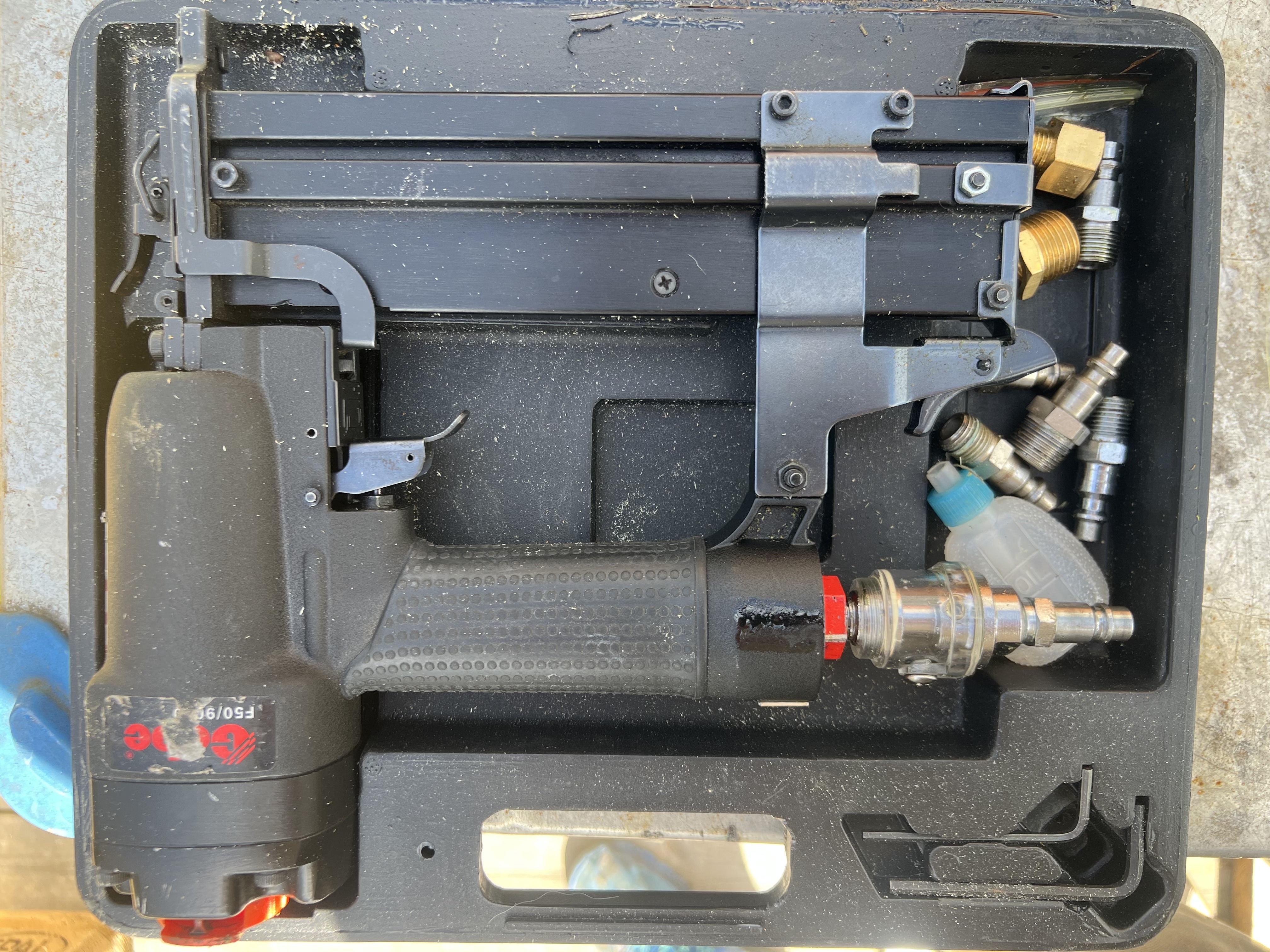 Cebe spiker og stiftepistol