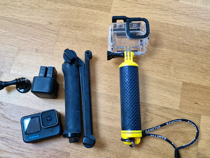 Gopro 11 - with official extension pole, 3 batterys, charger, dive case, floaty