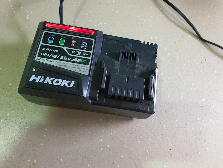 🔌 hikoki multivolt hurtiglader – 14,4v / 18v / 36v + usb
