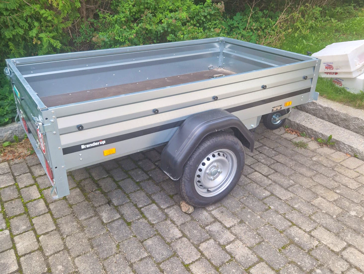 Tilhenger m/grinder og regntrekk.