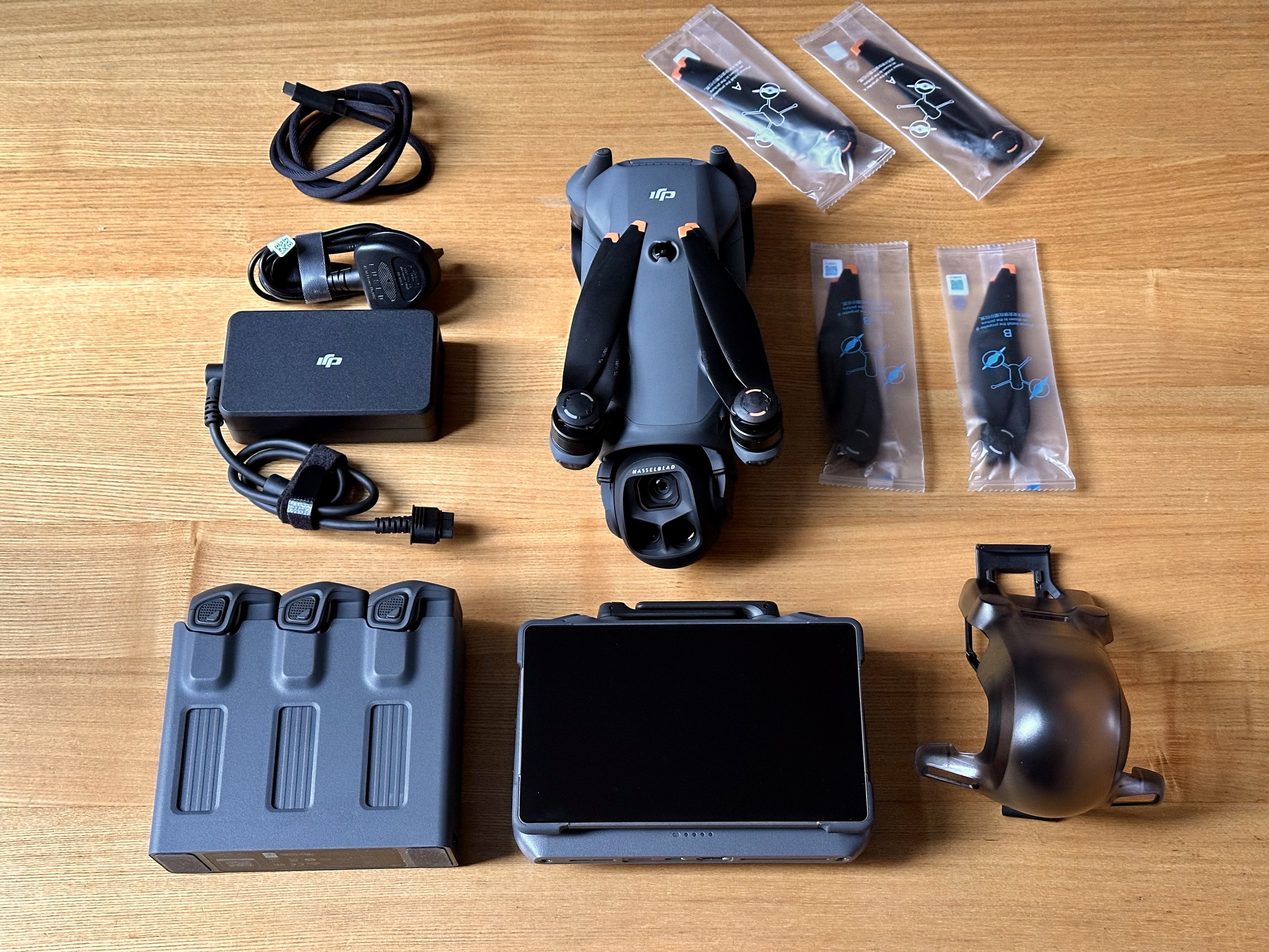 Dji mavic 4 pro 512gb creator combo (2 extra batteries,  rc pro 2 controller, fast charging etc.)