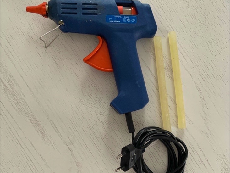 Limpistol. hot glue gun.