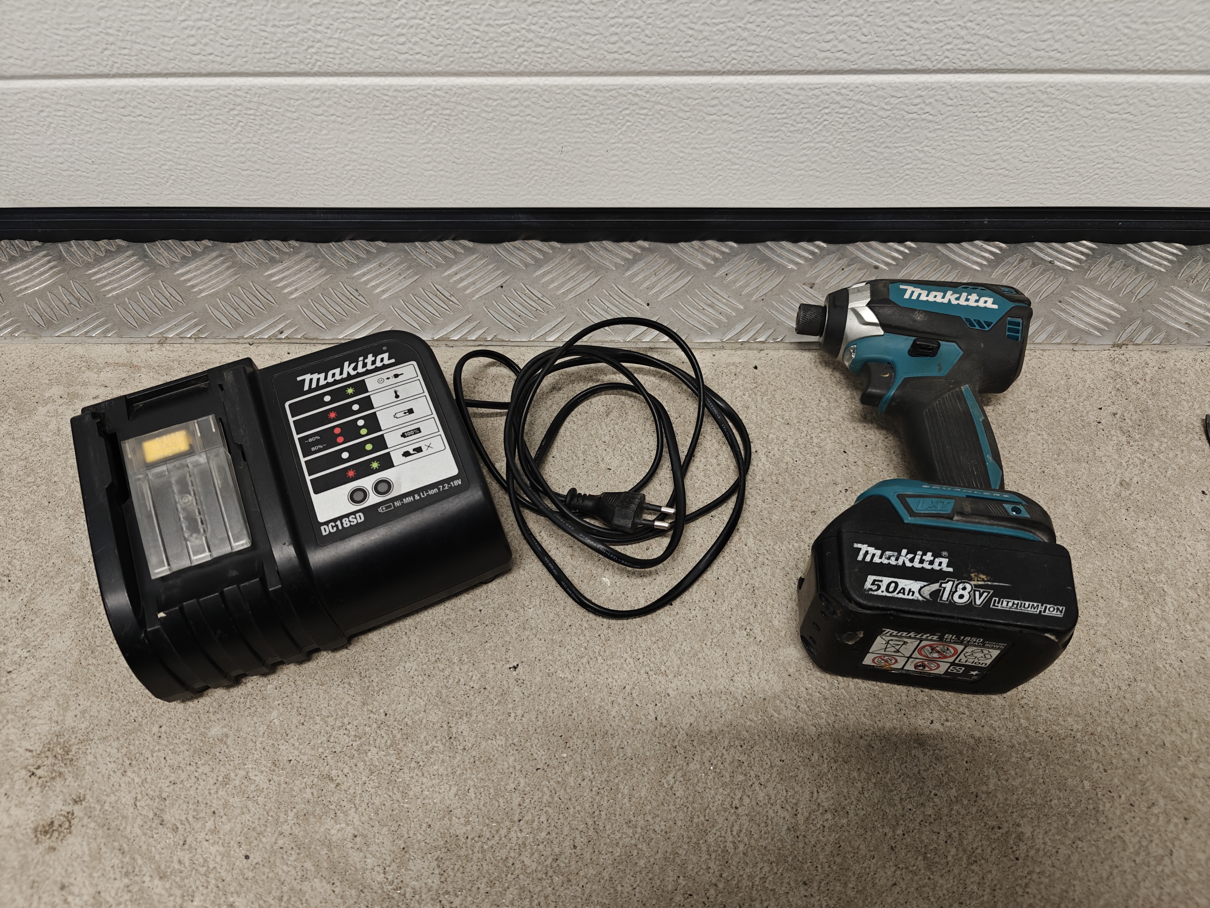 Makita iskevä ruuvinväännin