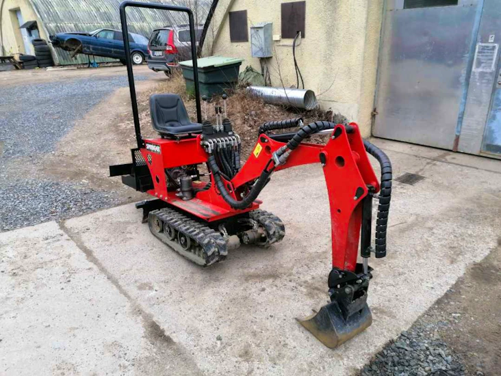 Minigrävare springer med extra utrustning