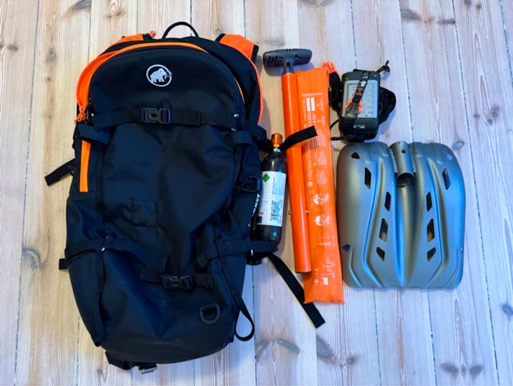 Fult skredutstyr med skredsekk