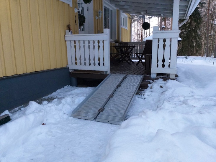 Ramppi. kokoontaittuva, kahvasta kannettava.