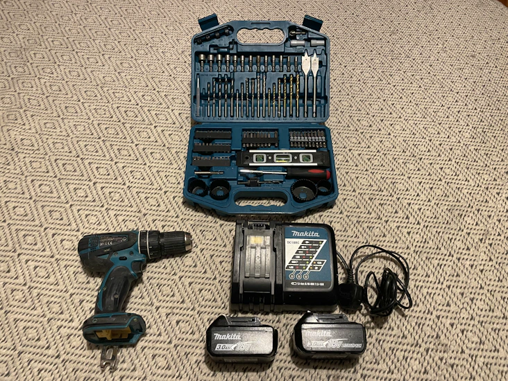 makita 18v cordless drill + bit set – includes 2 batteries & charger
