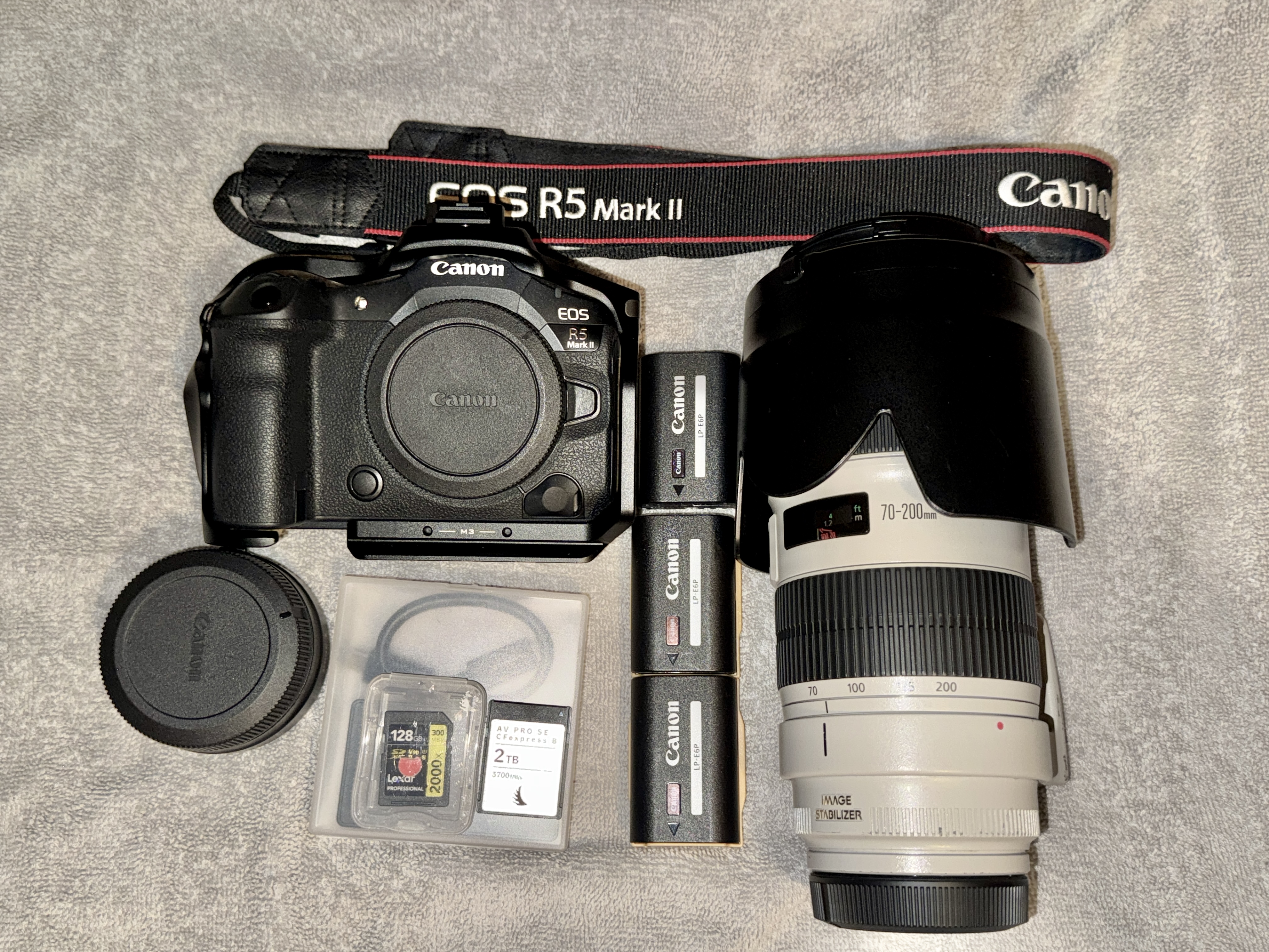 Canon r5 ii + ef 70-200mm 2.8 lens 2 tb cf card adapter 