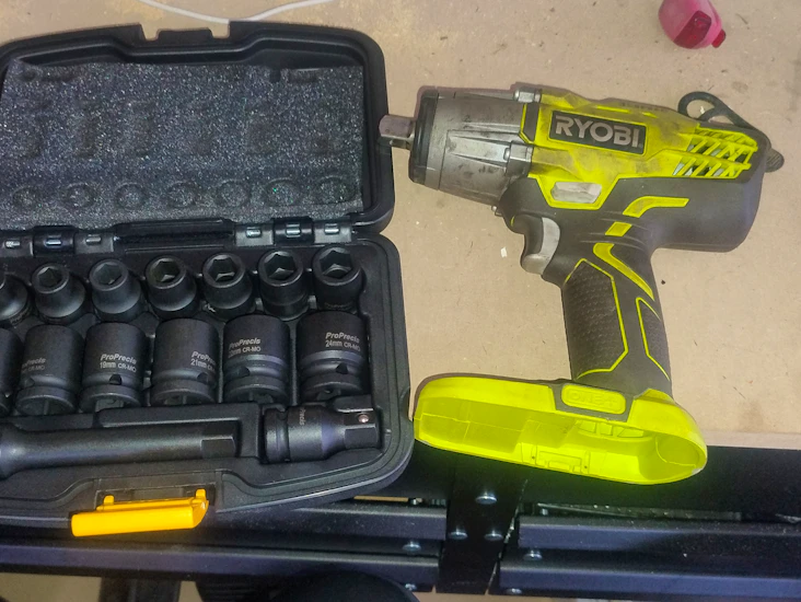 Ryobi one + akkukäyttoinen mutterinväänin ja voimahylsy sarja