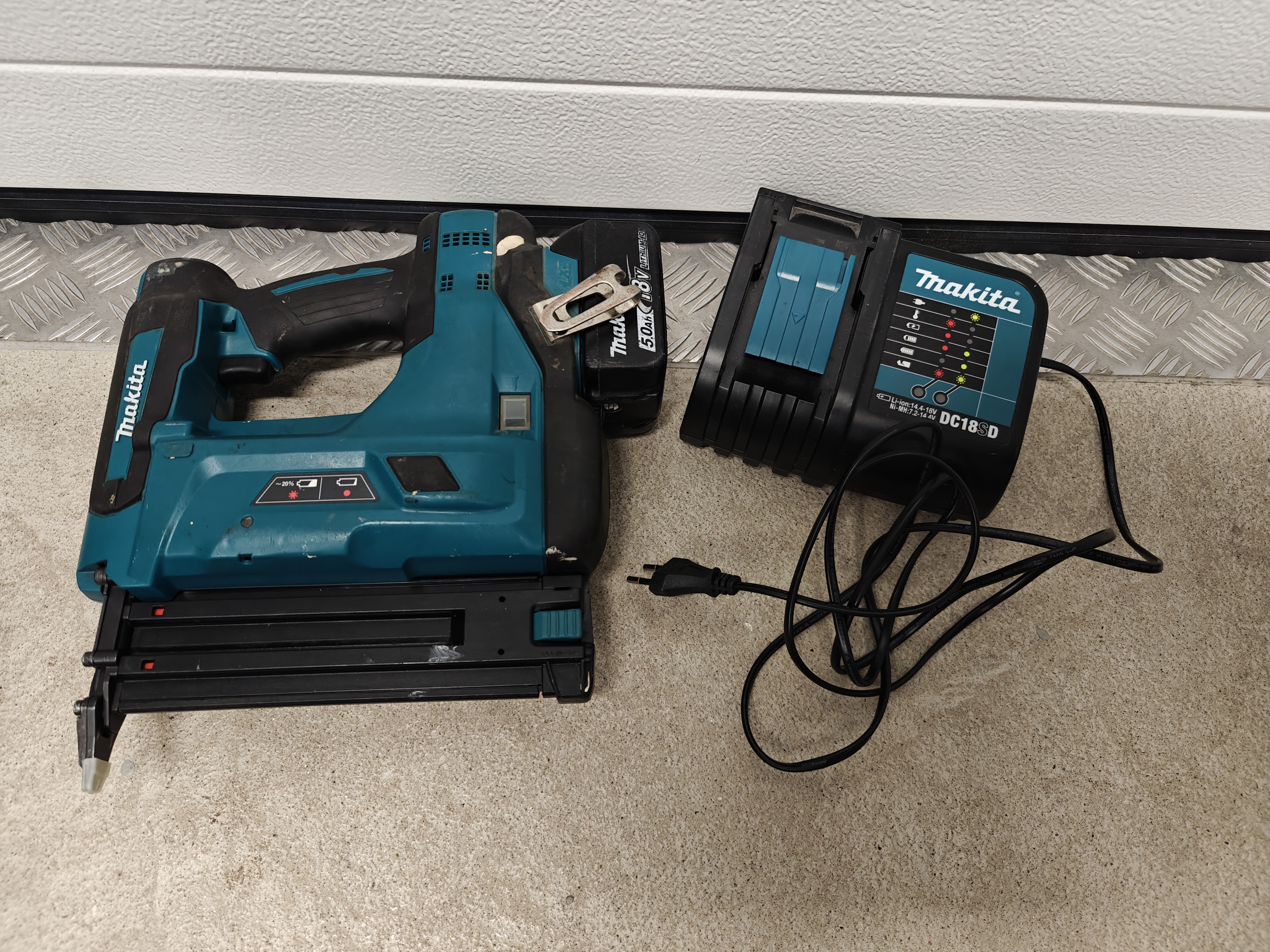 Makita viimeistelynaulain dbn500