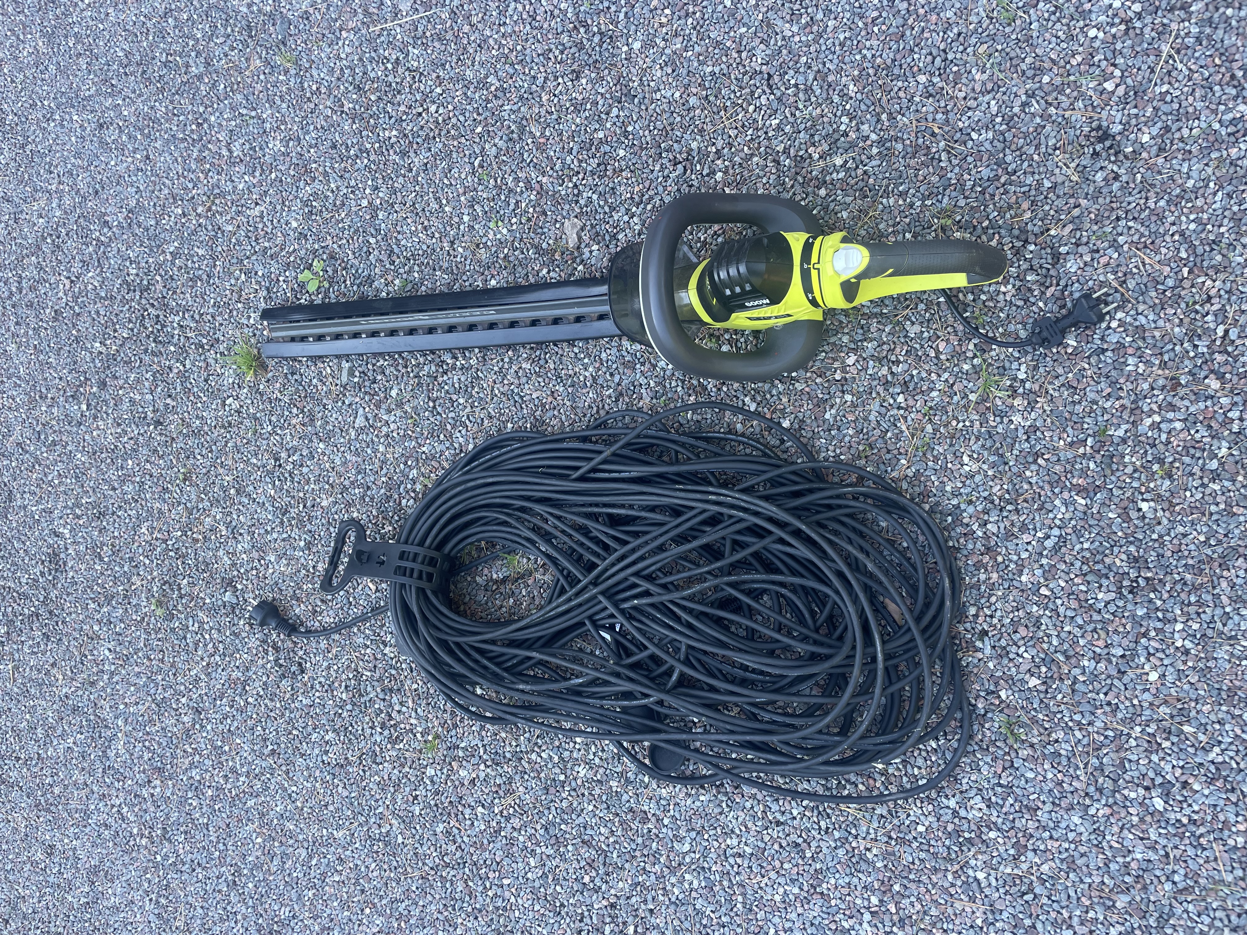 Ryobi häcksax med 25m kabel.