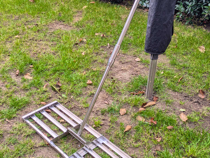 Lawn levelling rake