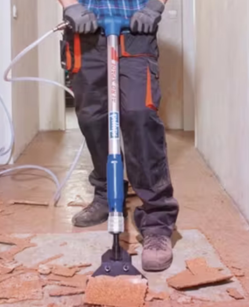 Kraftigt tryckluftsdrivet multiverktyg som kan användas  som spade i trädgården när jorden är hård, somkakelborttagare 