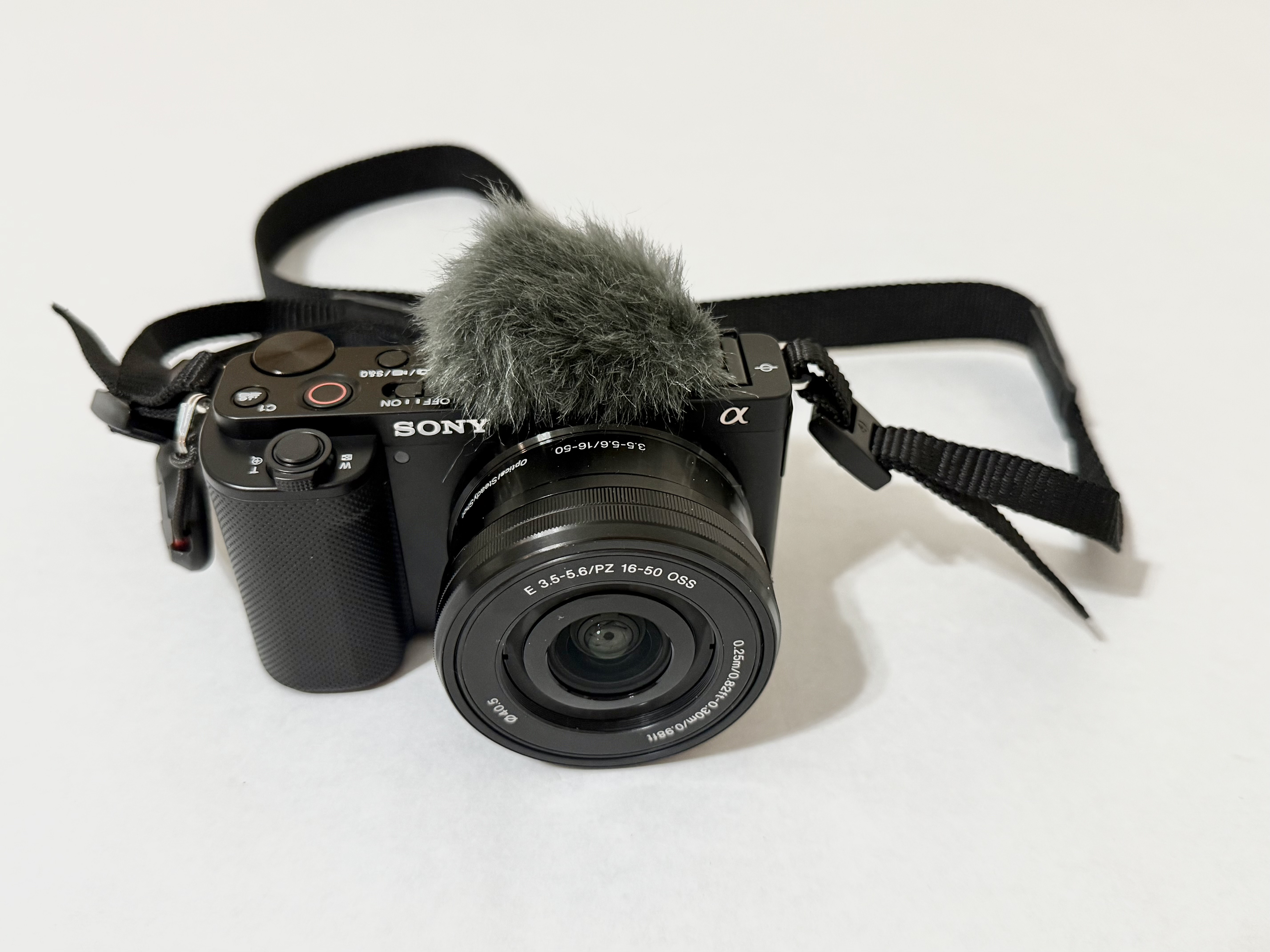 Sony zv-e10 mirrorless camera + 16-50mm lens | 2×128gb sd cards, 2 batteries, charger, camera bag & cleaning kit | ready-to-shoot kit