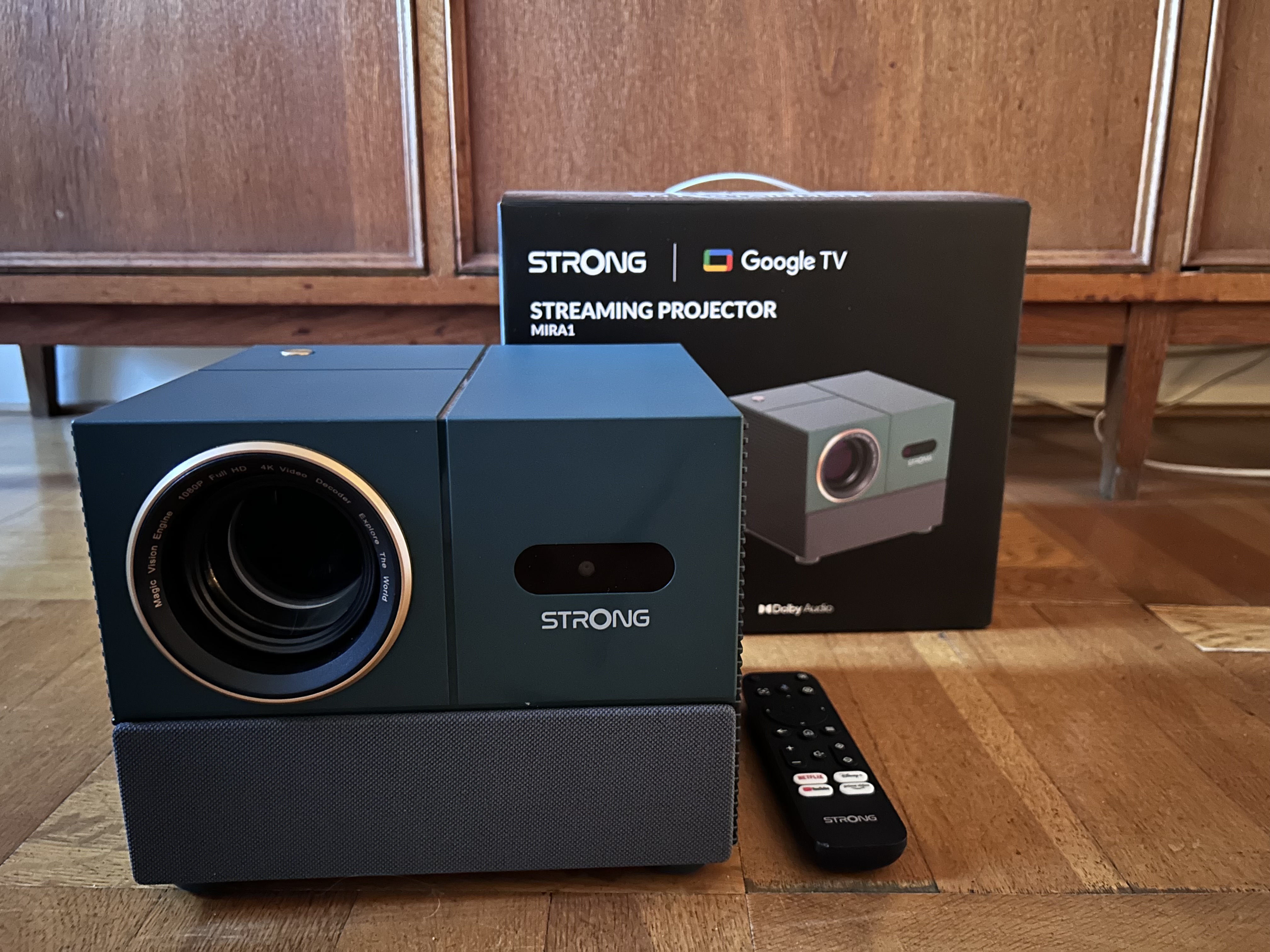 Kompakt full hd projektor med hdmi og streaming (google tv)