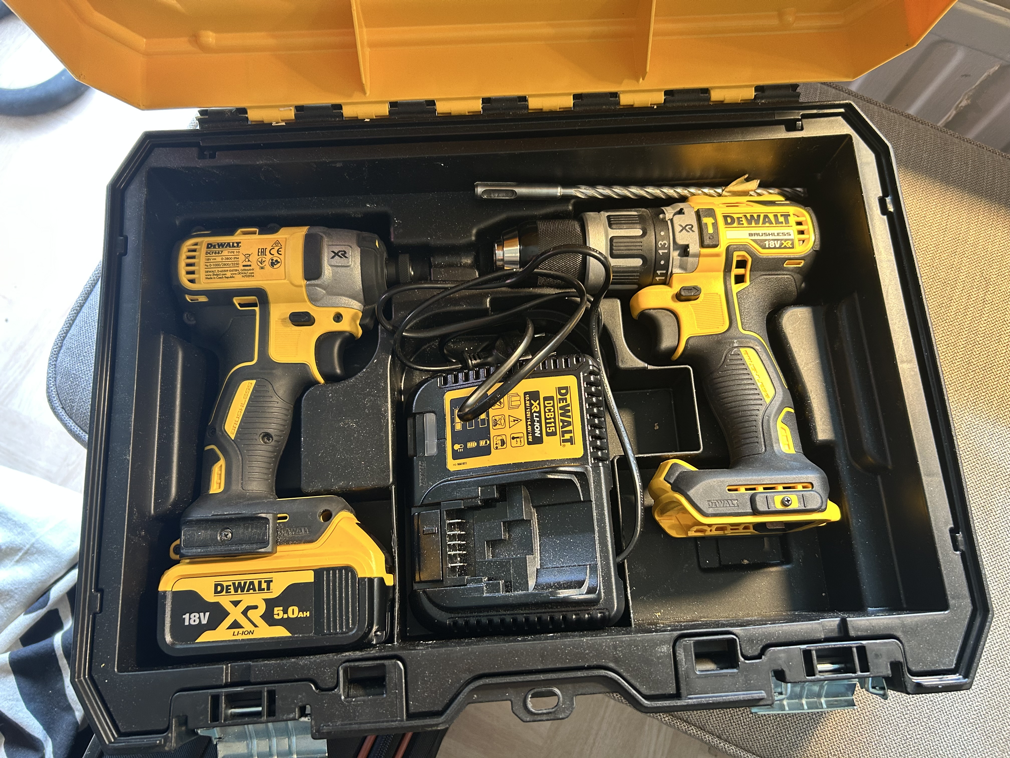Dewalt dcf887 iskuporakone ja ruuviväännin