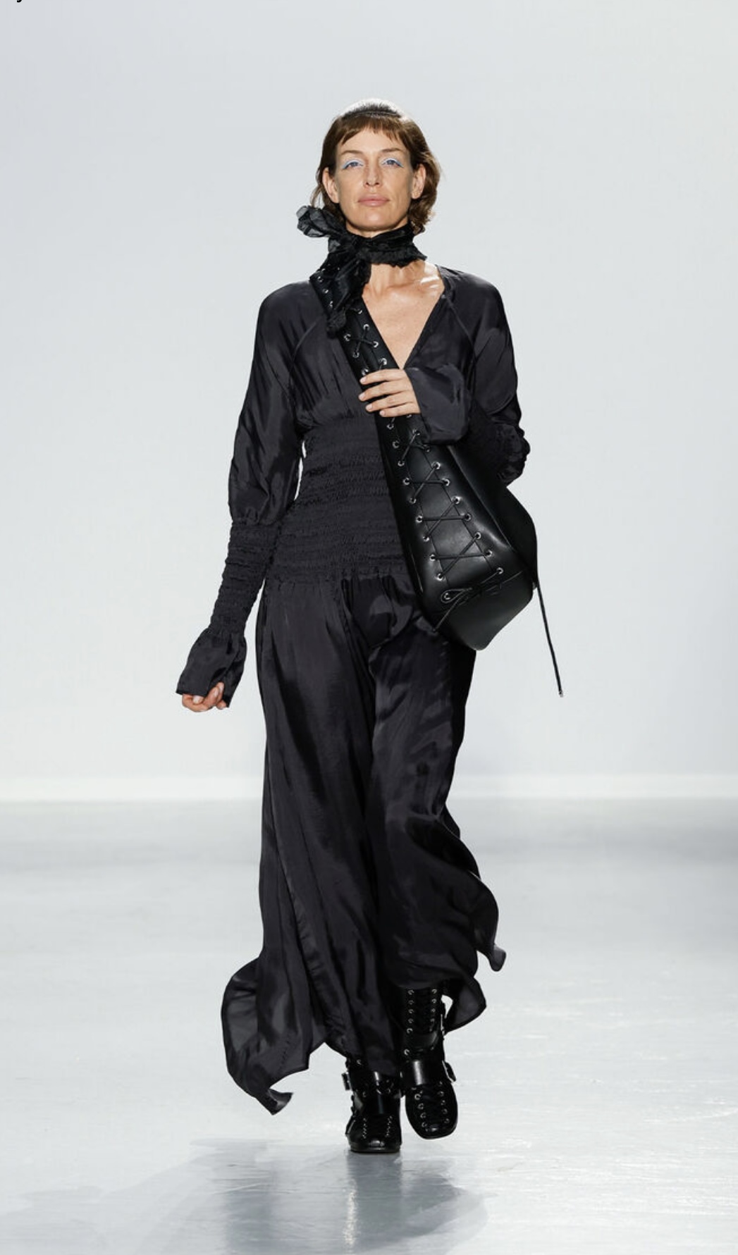 Ganni musta mekko 48