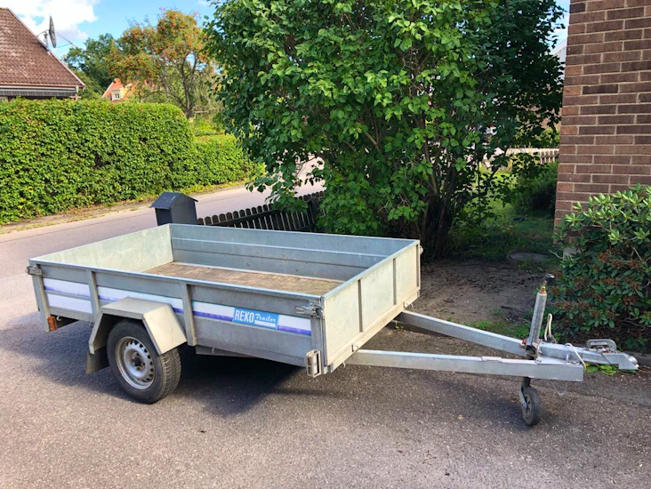 Öppet släp med något högre lämmar