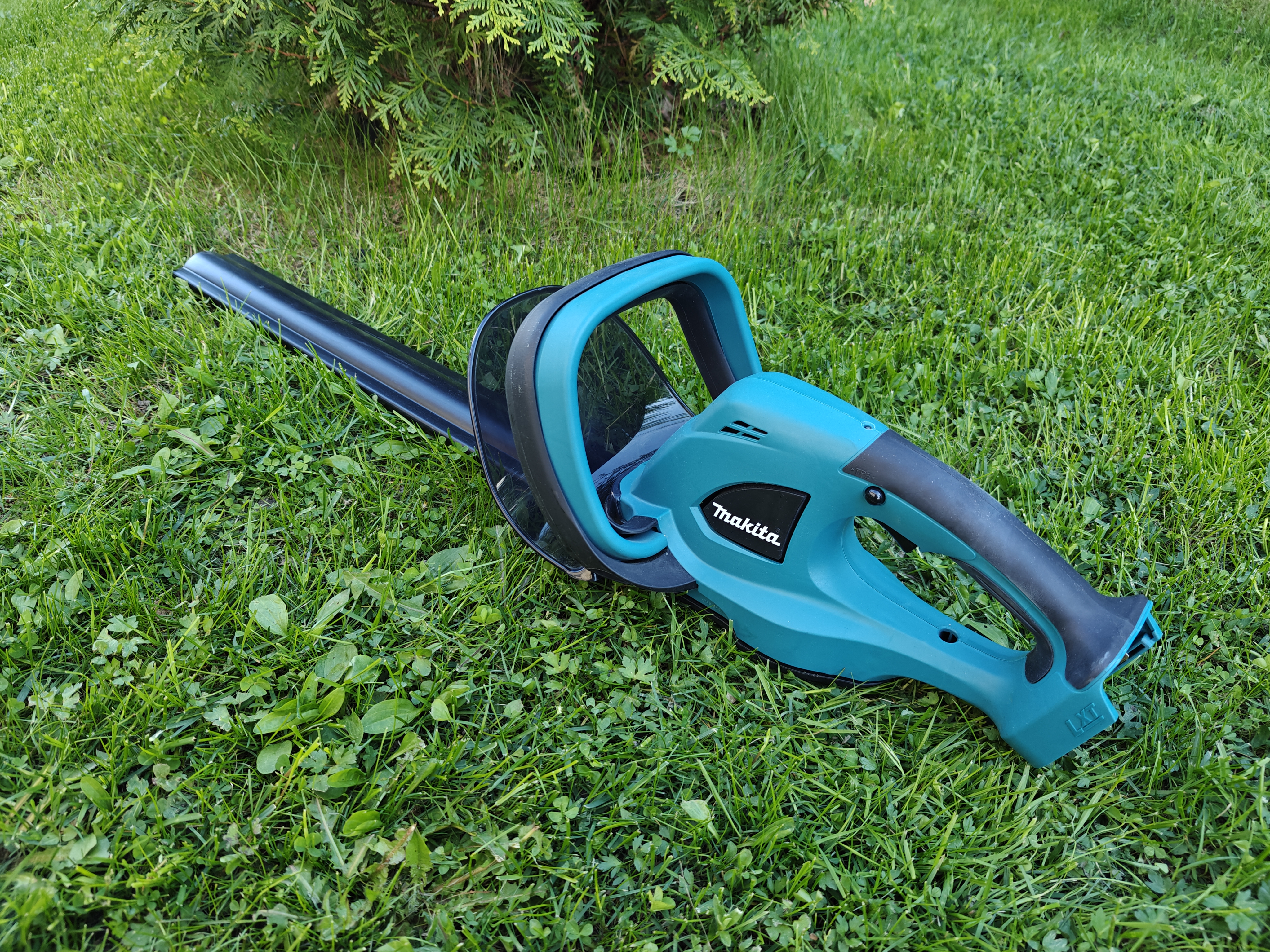 Makita pensasleikkuri