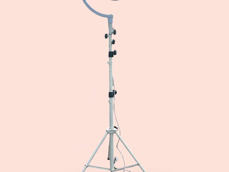 40cm discokugle med høj hvid stativ og 2 hvid lys