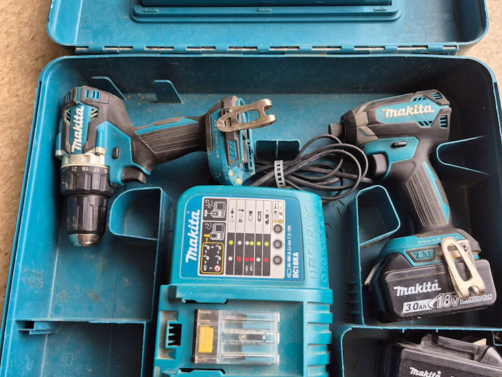 Skruvdragare och borrmaskin