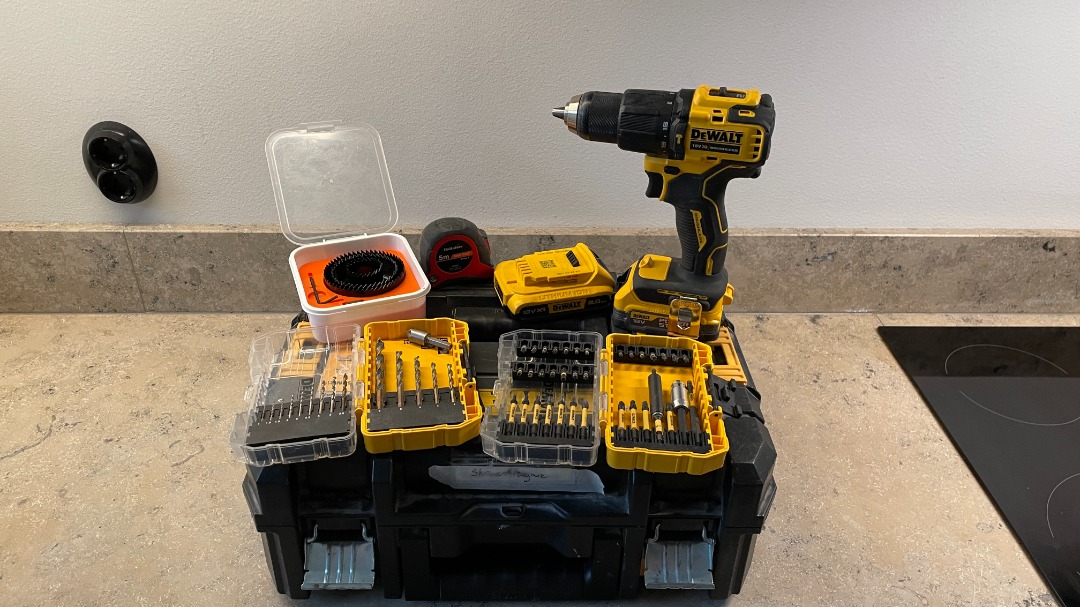 Skruvdragare med bits, hålsåg och boarrar 