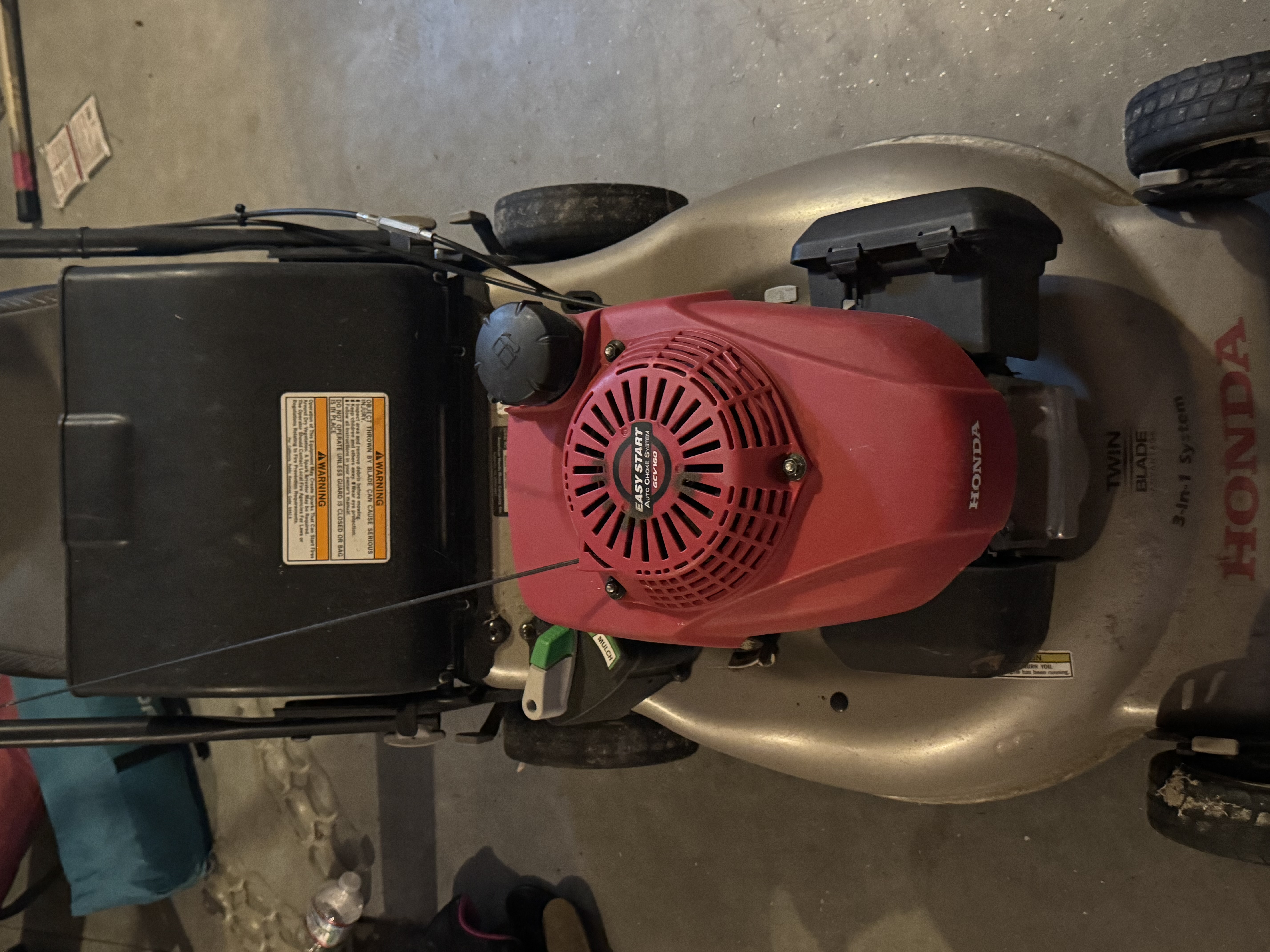 Powerful honda self-propelled lawnmower - easy start & bag included