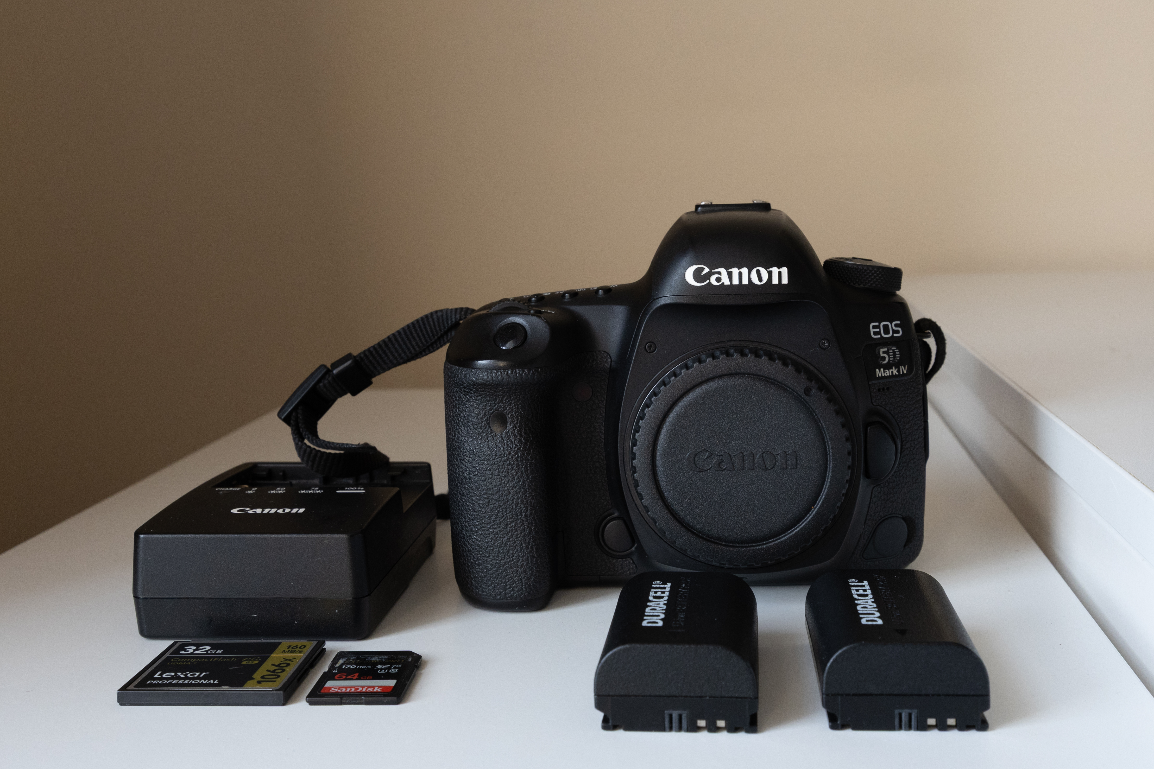 Canon eos 5d mark iv body + batteries, charger & memory cards